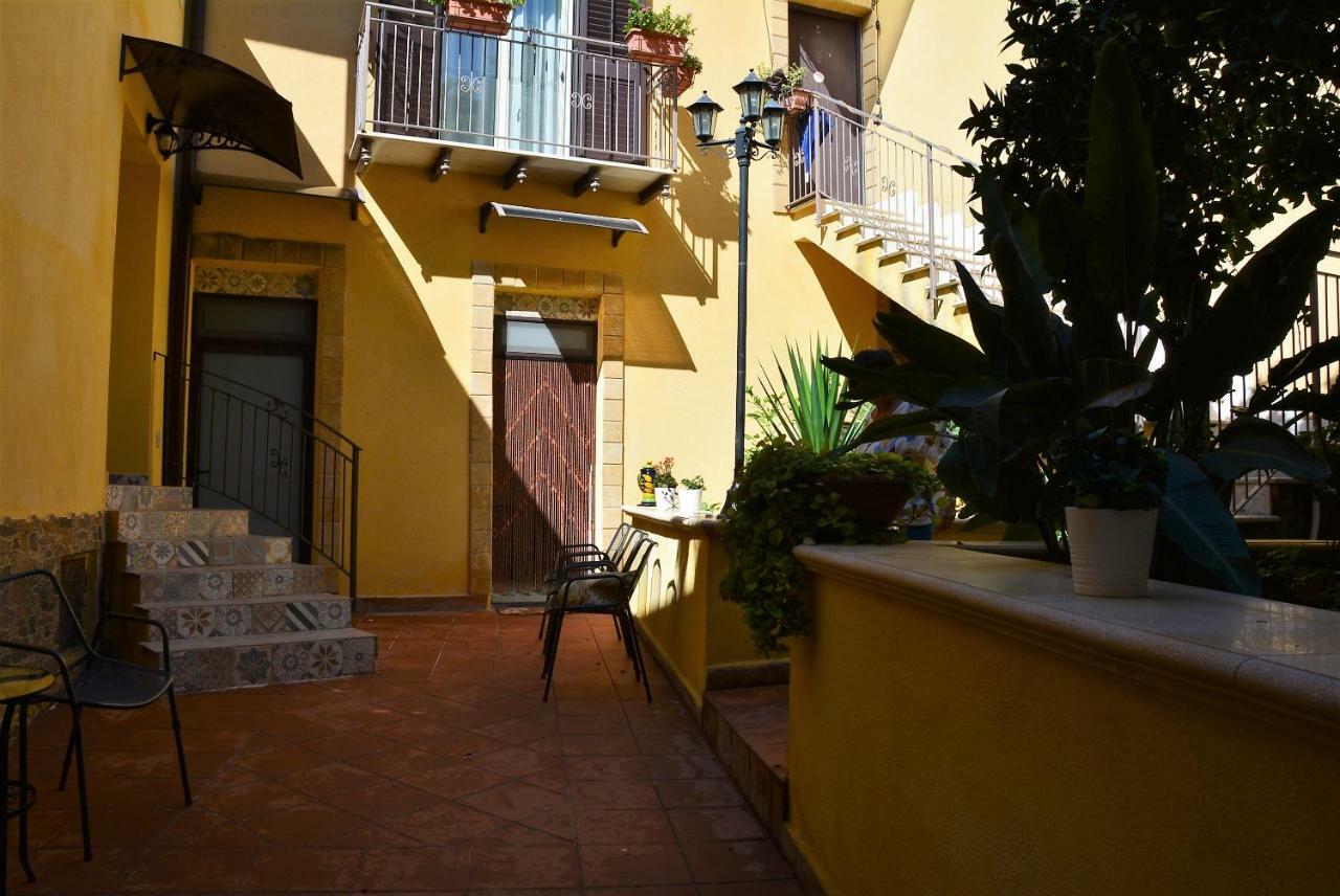 B&B Il Melograno Antico Con Terrazza E Giardino Agrigento Kültér fotó